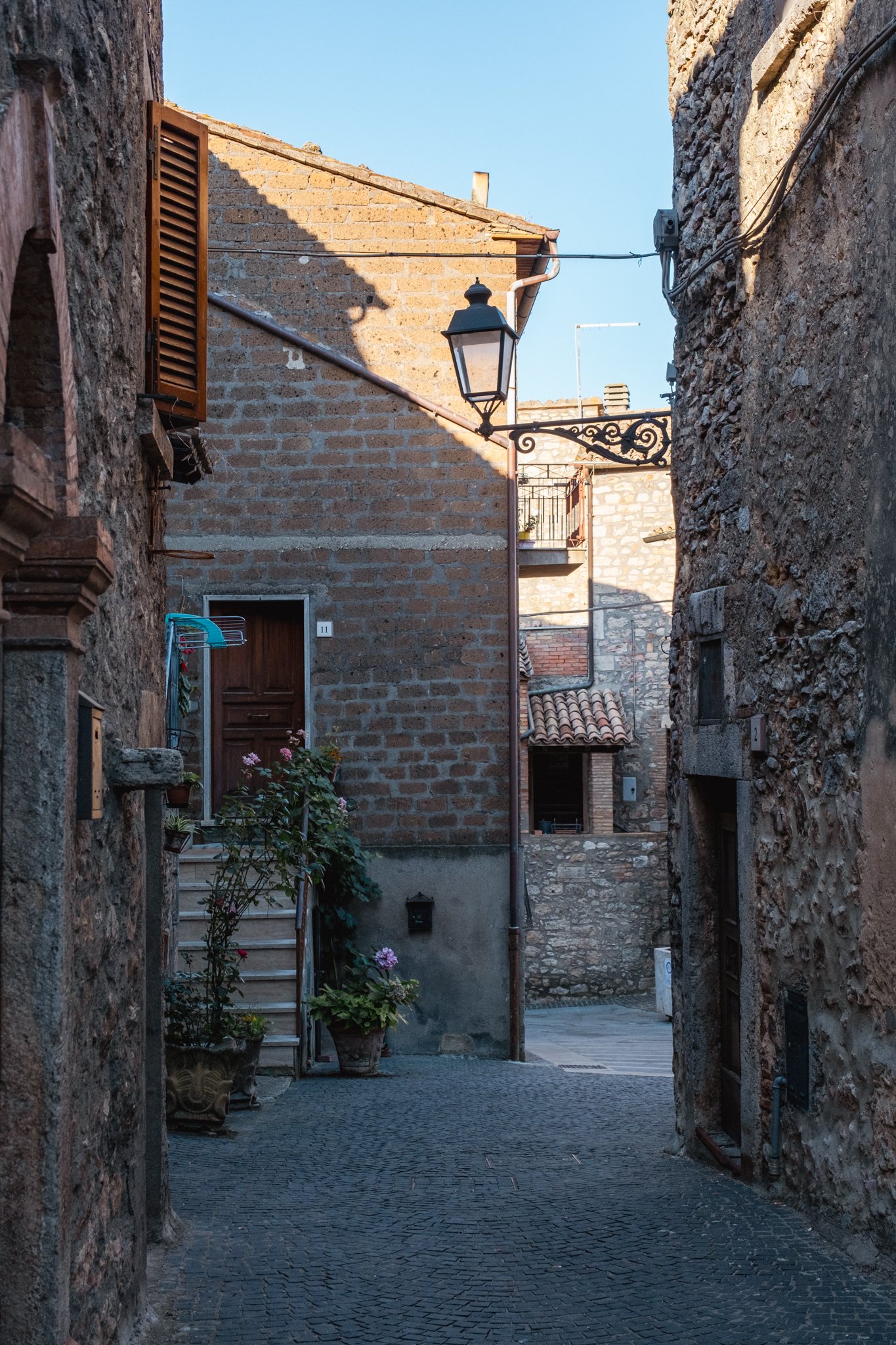 Un vicolo di pietra in Via Centrale