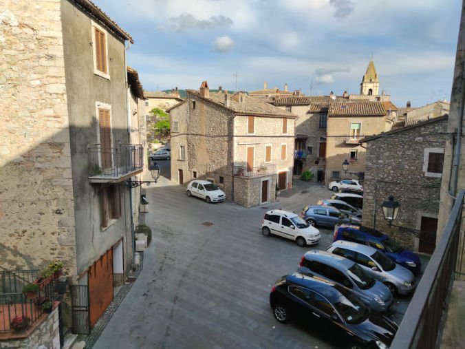 Piazza Vittorio Emanuele e le case in pietra del borgo